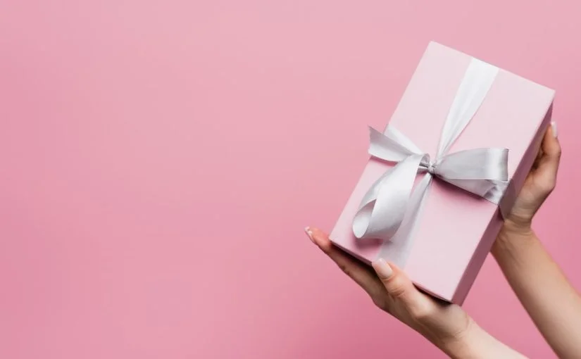 Kvinde med lyserød gaveæske